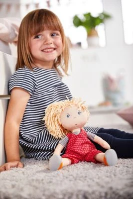 HABA 305408 Plüsch-Ankleidepuppe Cassie 4 HABA 305408 Plüsch-Ankleidepuppe Cassie – Bild 2